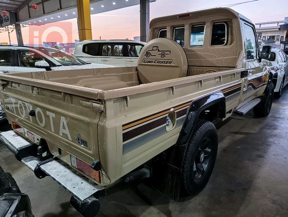 Toyota Land Cruiser 70 Pickup